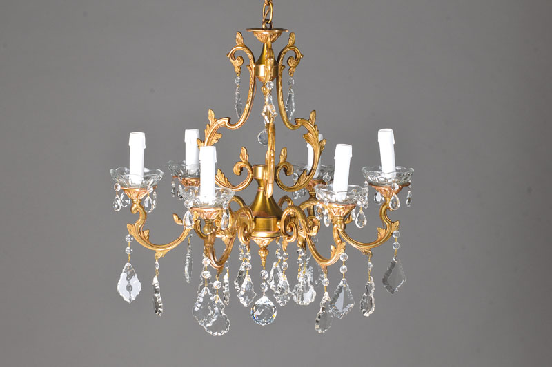 Deckenlüster im Louis-Quinze-Stil, Spanien, um1960, Messingmontur in Akanthusblatt-Ausführung mit Barockpendelbehang, 6 Brennstellen, ...