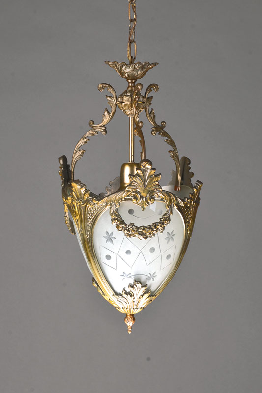 Deckenlampe, nach dem Vorbild von 1910, Ausführung Spanien, um 1950, Messingguß in klassizistischer Manier, mit eingesetzten geschliffenen u. ...