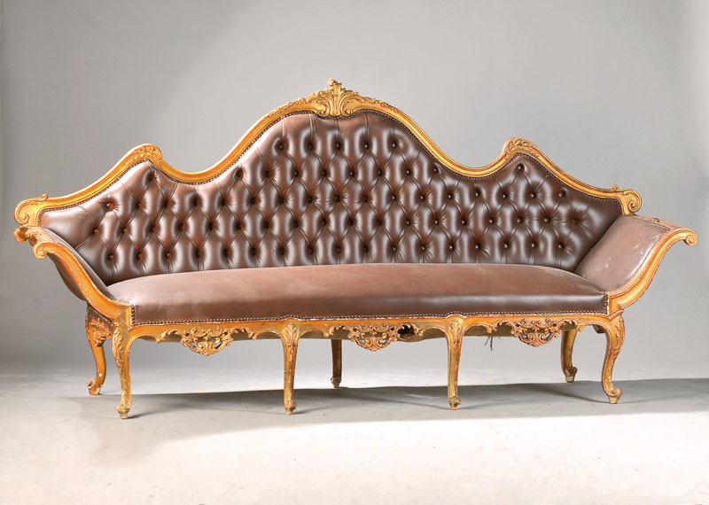 Rokoko-Stil-Sofa, um 1850/60, Buche goldfarben gefaßt z.T. gestuckt, vielfach geschwungene Form in Akanthusblattausarbeitung, z.T. asymmetrisch, in ...