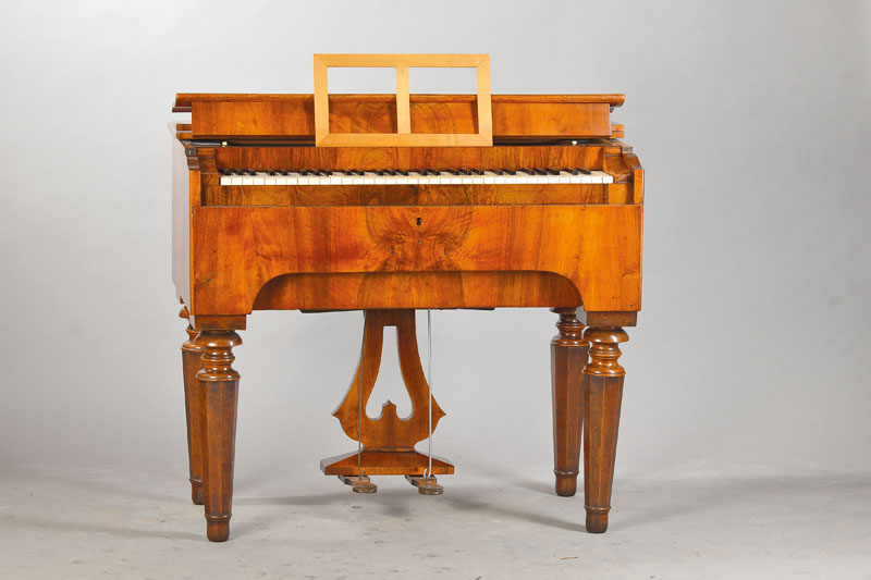 Harmonium "PH.J.Trayser", "Stuttgart", deutsch, um 1830, sehr dekoratives Gehäuse in Nussbaumfurnier auf Weichholz, z.T. ...