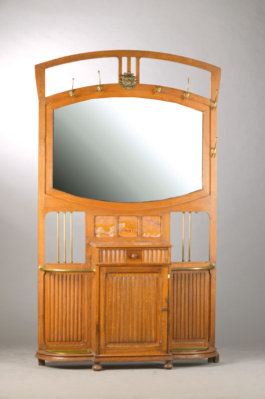 Garderobe, deutsch, um 1910, Eiche mass., geometrisierender Design-Jugendstil, komplett auf Rahmen gearbeitet, integriertes mittiges Schränkchen mit ...