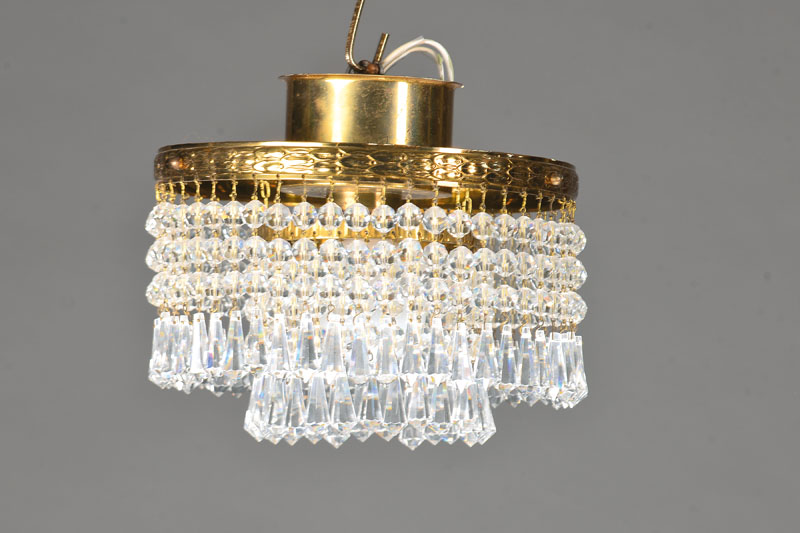 Zierliche Deckenlampe in klassizistischer Manier, um 1960, 1 Brennstelle, geprägter Messingring mit abgehängten Kugeln sowie Tropfenbehang, ...