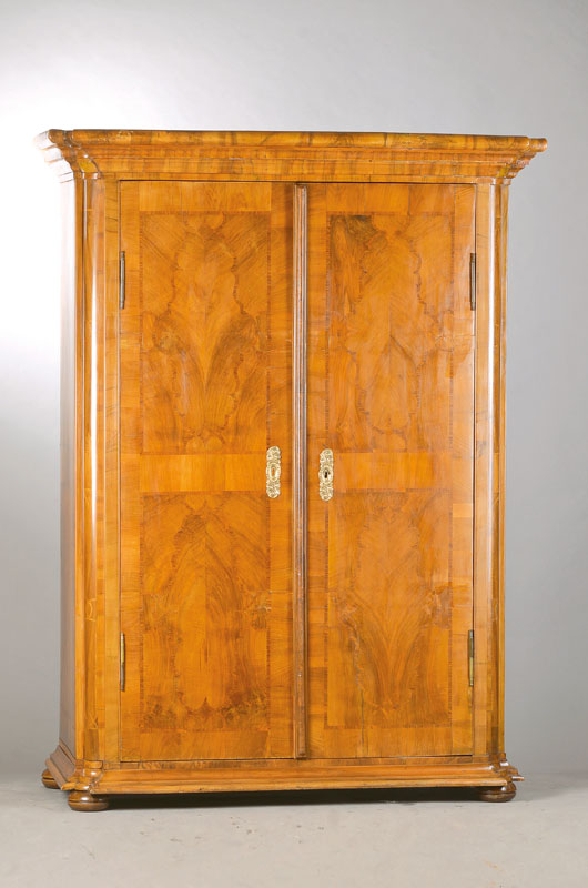 Barockschrank, süddeutsch, wohl Raum Augsburg,um 1760/70, Nussbaum- bzw. Wurzelnussfurnierauf Weichholzkorpus z.T. auf Fuge verlegt, 2- türig, ...