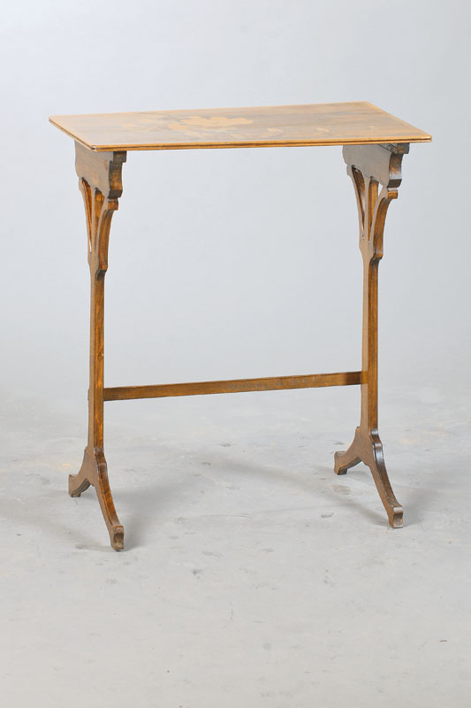 Jugendstil-Beistelltischchen, Galle, Nancy, um 1910, verschiedene Hölzer, Tischplatte intarsiert mit floralem Motiv und Vogel, signiert, ca. ...