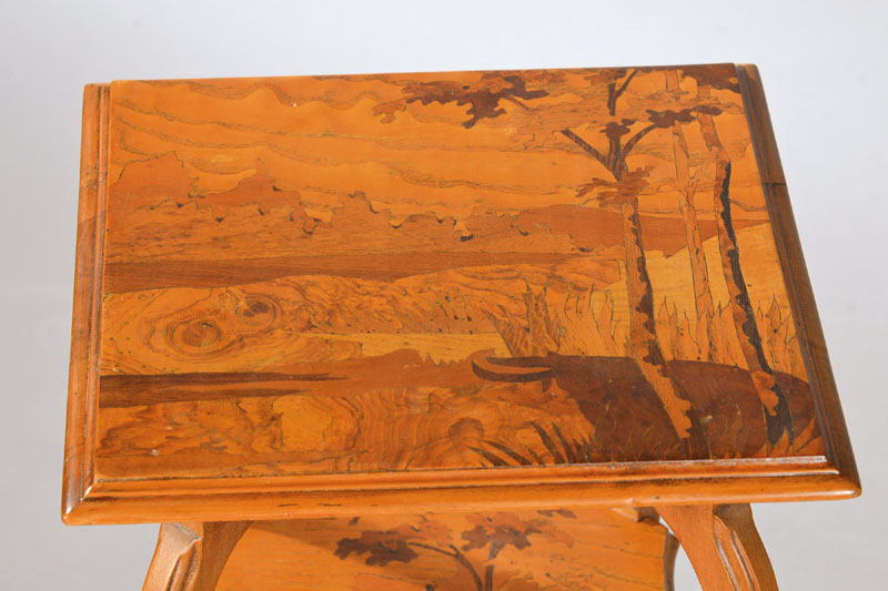 Detail a: Reich intarsierte Blumensäule, um 1910, Nussbaum Gestell, 2 Etagen mit reich intarsierten Platten in Pflaume, Vogelaugenahorn, Eiche, Nussbaum, ...