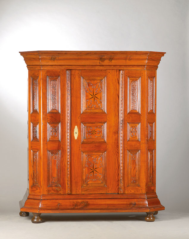 Barockschrank, Hessen, Raum Vogelsberg, um 1800, Esche massiv, 1-türig, komplett auf Rahmen gearbeitet, Gesims u. Sockel über starkprofiliert, ...