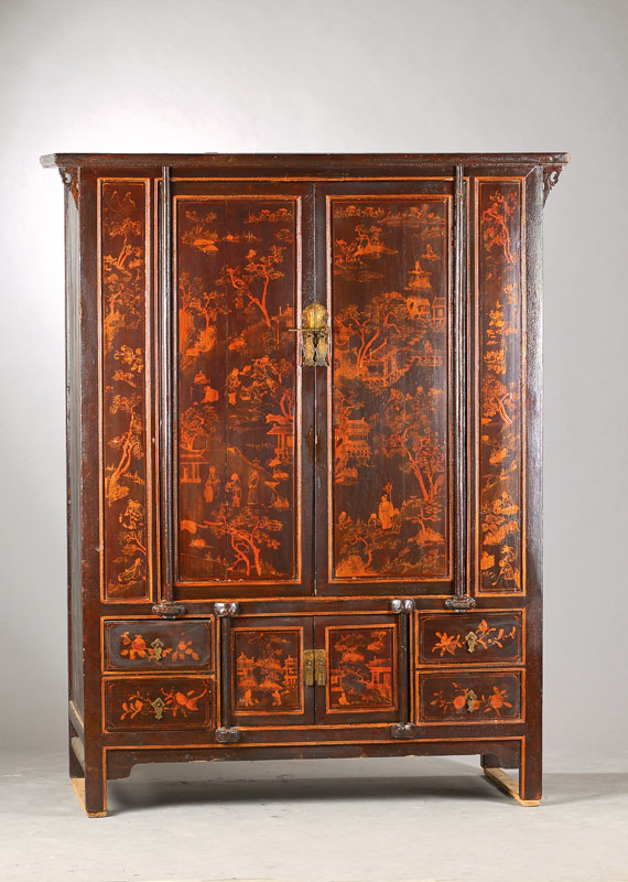 Schrank mit Chinoiserie, Stollenfuß, um 1860/ 70, Weichholz und Hartholz, auf Rahmen gearbeitet, feine Schnitzerei, Front 4-türig, ...