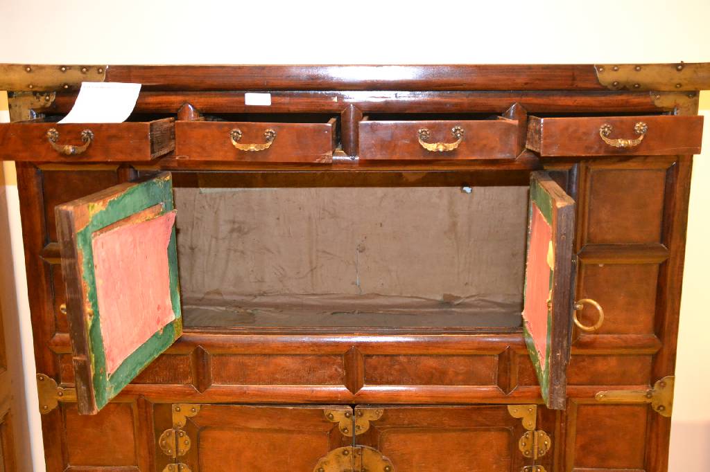 Detail b: Vorratsschrank, Kolonialmöbel, China, um 1900/10, Weichholzkorpus, 3-türig, abschließendes Schubladengeschoss aus 4 Schüben, dekorativ ...