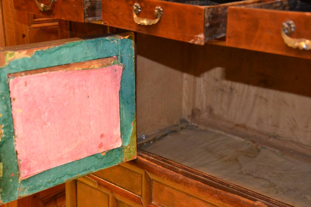 Detail c: Vorratsschrank, Kolonialmöbel, China, um 1900/10, Weichholzkorpus, 3-türig, abschließendes Schubladengeschoss aus 4 Schüben, dekorativ ...