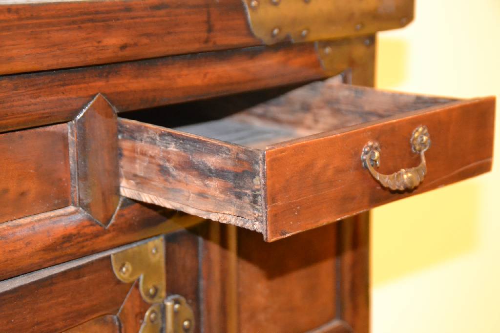 Detail d: Vorratsschrank, Kolonialmöbel, China, um 1900/10, Weichholzkorpus, 3-türig, abschließendes Schubladengeschoss aus 4 Schüben, dekorativ ...