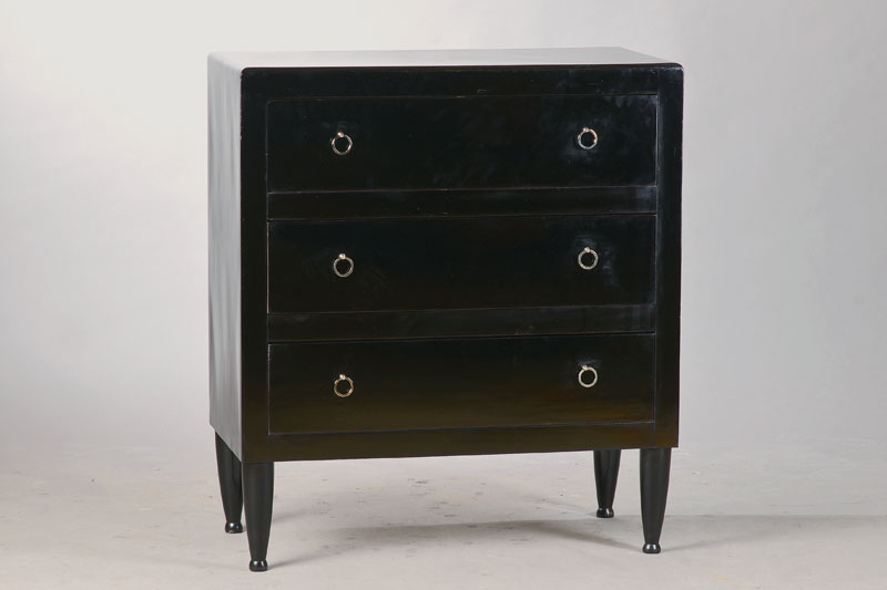 Art-Deco-Kommode, Frankreich, m 1930/35, Pappelkorpus, Schwarzlack sekundär, kontrastierende Beschläge, 3-schübig, vielfach zu verwenden, ca. ...
