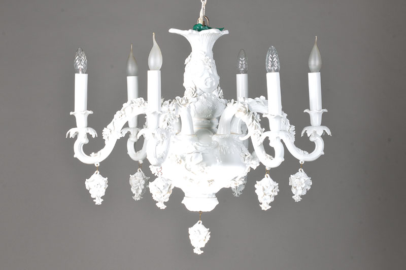 Große Deckenlampe, Potschappel Dresden, 20. Jh., Porzellan, weiß, 6 Brennstellen, große applizierte Blüten und Blätter, jeder Arm mit ...