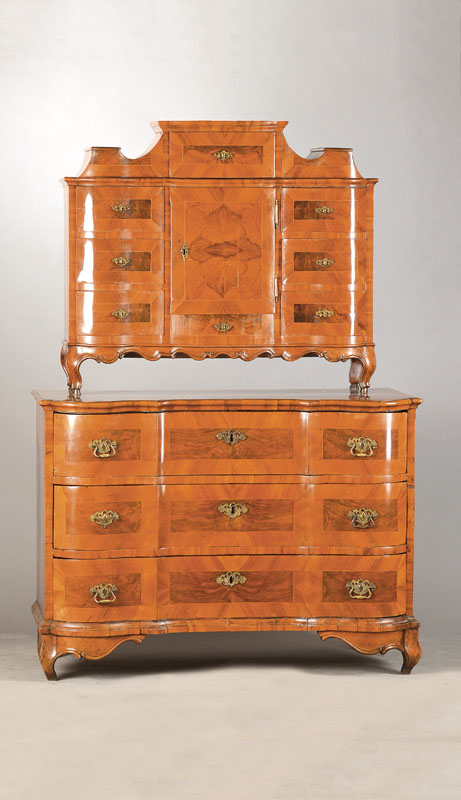 Kommode mit Tabernakelaufsatz, Bamberg, um 1740/50, Nussbaumfurnier auf Weichholzkorpus, viele auf Kreuzfuge verlegte Wurzelnussfurnierfelder, ...