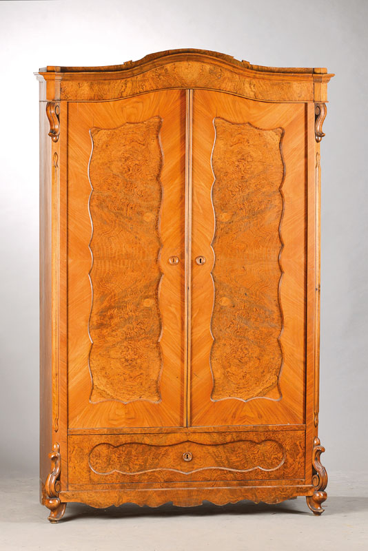 Wäscheschrank, mitteldeutsch, um 1860/70, Nussbaumfurnier u. Wurzelnussfurnier doppelt gespiegelt auf Weichholzkorpus verlegt, 2- türig, ...