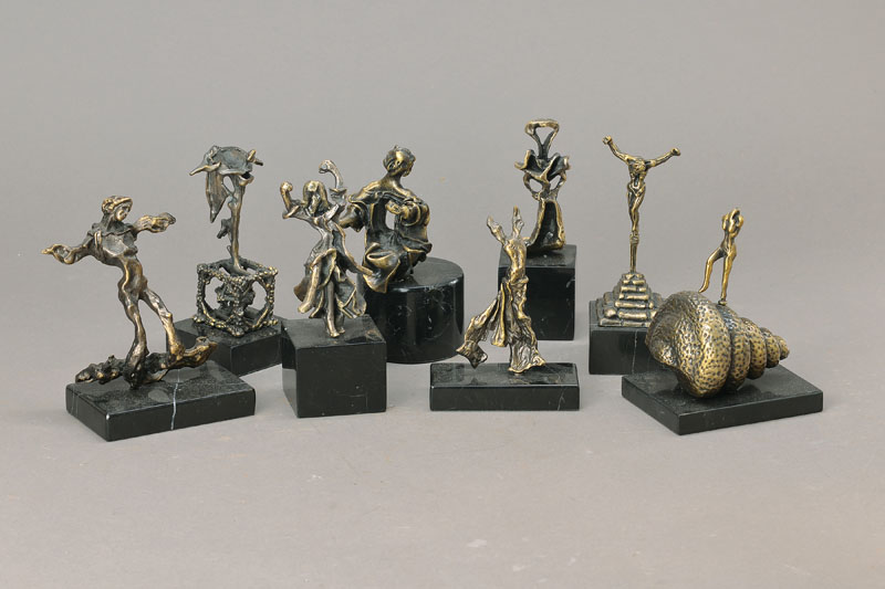 Salvador Dali, 1904-1989, Sammlung aus 8 kleinen Bronzeskulpturen: Madonna de Port Lligat, Gala Gradiva, Terpsicore, Mujer Subiendo la Escalera, ...