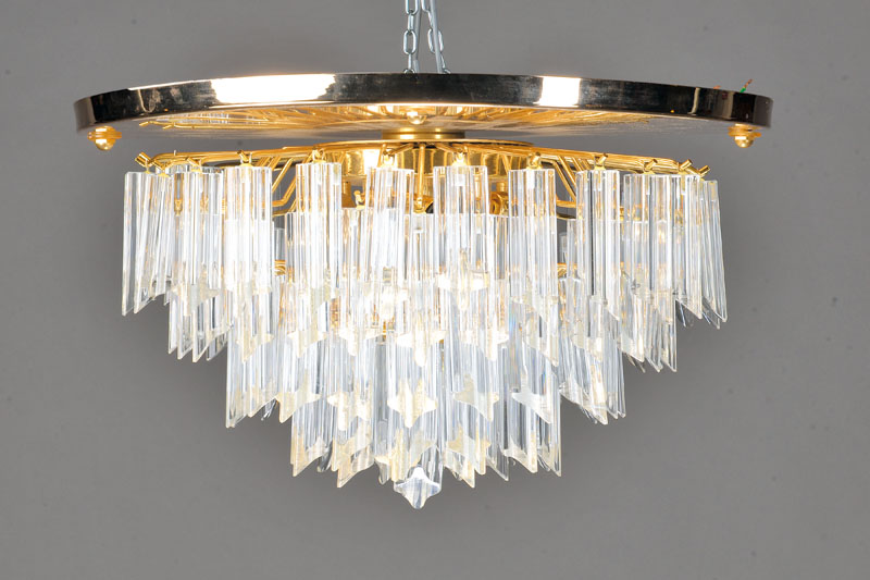 Deckenlampe, Murano, wohl Venini, 2. Hälfte 20. Jh., Messing vergoldet, 5 Brennstellen, schwerer vierpassiger Kristallbehang, an den Enden ...