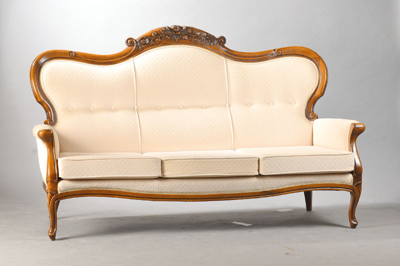 Louis-Philippe-Sofa, um 1860/70, Korpus Nussbaum massiv, 3-fach geschweifte Lehne mit Blütendekor, z.T. gerieft, Zarge u. Beine mit leichtem ...