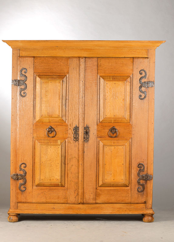 Barockschrank, Nordhessen, aus Teilen des späten 18.Jh., Eiche massiv, 2-türig mit sehr schönen schmiedeeisernen Barocktürbändern, -griffen ...