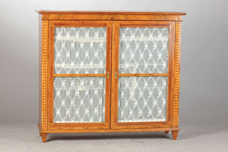 Vitrine, im Louis-Seize-Stil, um 1900, z.T. unter Verwendung alter Konstruktionsteile, Nussbaumfurnier auf Weichholzkorpus, Ahornintarsien in sehr ...
