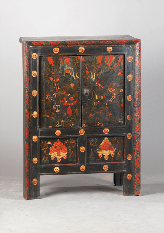 Vorratsschränkchen, wohl Tibet, um 1900, Hartholz polychrom gefaßt, stiltypische Glücks- u. Fruchtbarkeitssymbolik, 2-türig, hervortretendes ...