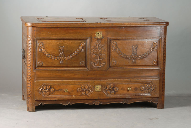 Louis-Seize-Truhe, Lothringen, um 1800/10, Eiche massiv, Orts typisch abgerundete Lisenensowie geschweift verkröpfte Zarge, aus dem Vollholz ...