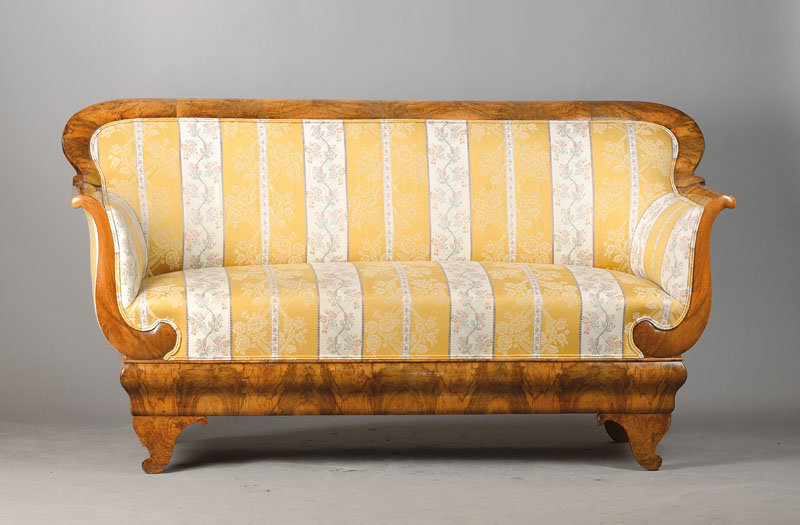 Biedermeiersofa, mitteldeutsch, um 1830, Nussbaum bzw. Wurzelnussfurnier auf Weichholzkorpus, Zarge in doppelter Wulst mit elegant geschweiften ...