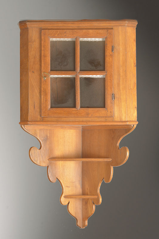 Kl. Eckschrank, wohl Pfalz, um 1800, Eiche massiv, 1-türiger Kasten mit verglaster Tür, Innen ein Einlegebrett, nach unten hin ausgeschweift u. ...