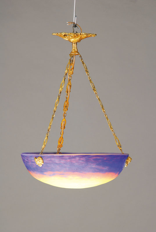Deckenlampe, Muller Freres Lunéville, um 1920, Schichtglas mit blauen, gelben und orangefarbenen Einpuderungen, Metallmontur, H./D. ca. 12/40 cm, ...