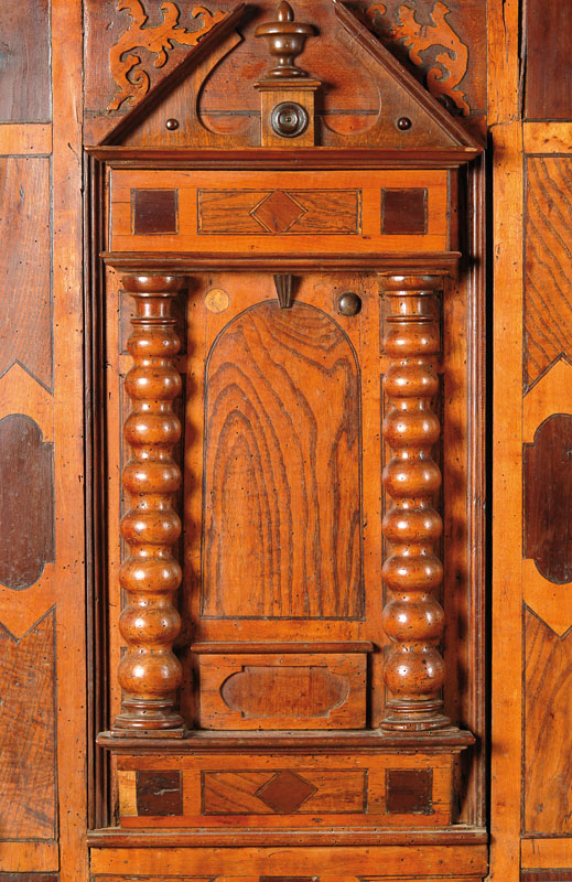 Detail a: Kredenz, Ulm/Augsburg, um 1570/80, Eiche, Esche, Kirschbaum, Nussbaum, Weichholzkonstruktion, 2-türig, reicher Fassadenaufbau in voller Manier der ...
