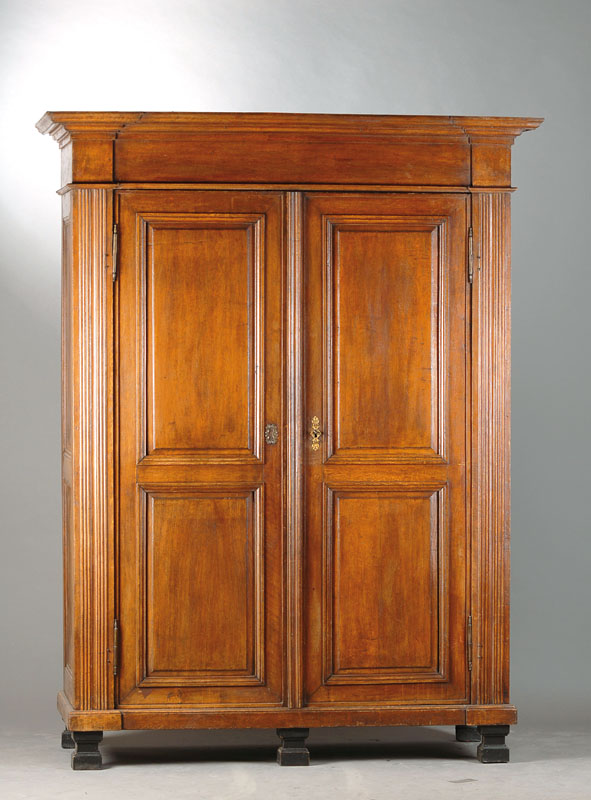 Pilasterschrank, wohl Nordhessen, um 1870, im Barock-Stil, Eiche massiv, seitl. gerippte Pilaster, 2-türig je mit profilierten Füllungsfelder, ...