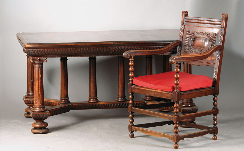 Große Sitzgarnitur im Renaissance-Stil, bestehend aus 11 Stühlen, 2 Armlehnstühlen undeinem Ausziehtisch, 1890-1920, Nussbaum massiv, Tisch mit ...