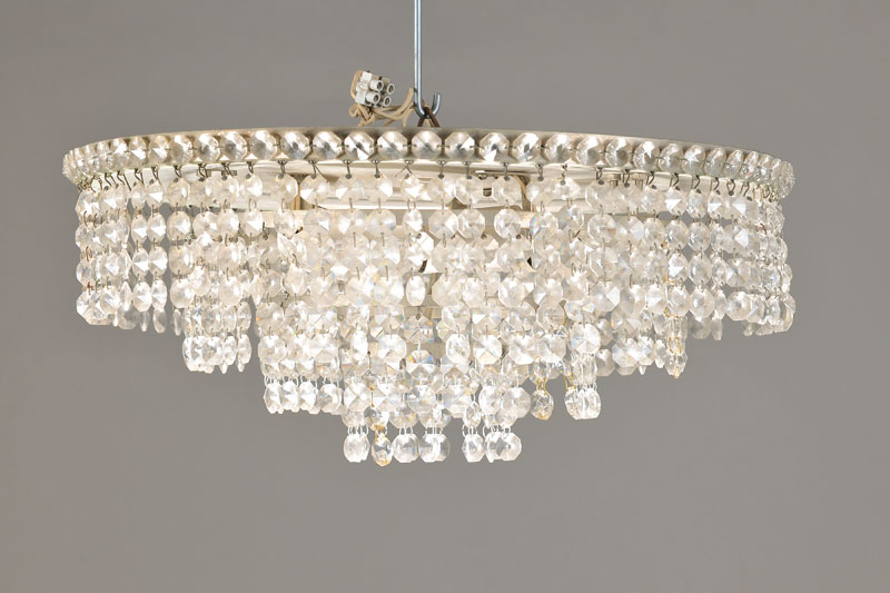 Kleiner Korblüster, 70/80er Jahre, 3 Brennstellen, Metallmontur mit streng geradem Glasbehang, Alterssp., direkt an der Decke zu befestigen, ...