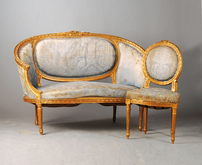 Salon-Garnitur im Louis-Seize-Stil, wohl Frankreich, um 1900, Buche verstuckt und goldfarben gefaßt, best. aus 2-Sitzer- Kanapee, 2 Armlehnstühlen ...