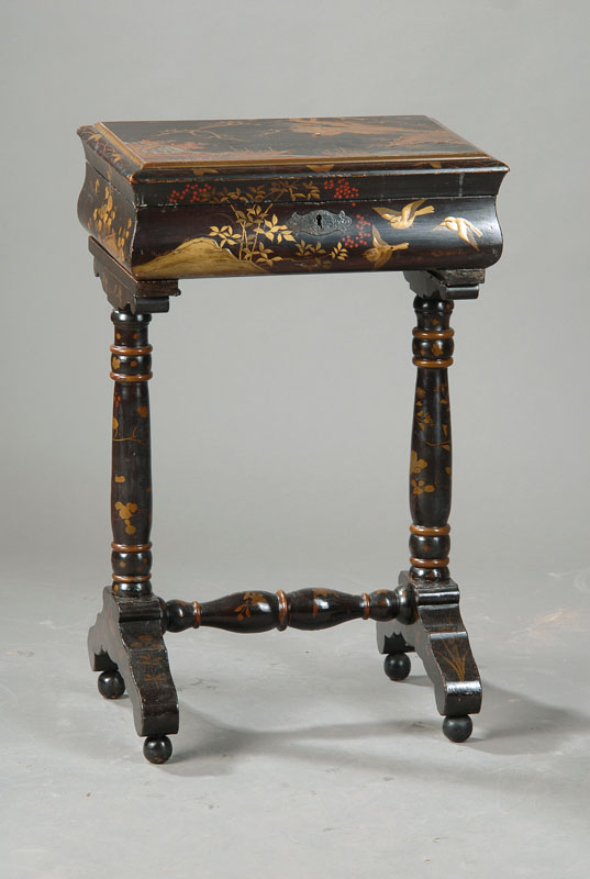 Nähtischchen, wohl England, um 1880/1900, Hartholz mit Chinoiserie verkleidet, Wulst profilierter Kasten mit herausnehmbarer Einteilung auf l. ...