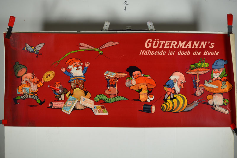 Detail b: 4 antike Werbeplakate, 20er-30er Jahre, Gütermann´s Nähseide mit Zwergendarstellungen und Insekten, ( 2 x), Gütermanns´s Näheseide mit ...