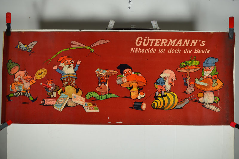 Detail d: 4 antike Werbeplakate, 20er-30er Jahre, Gütermann´s Nähseide mit Zwergendarstellungen und Insekten, ( 2 x), Gütermanns´s Näheseide mit ...