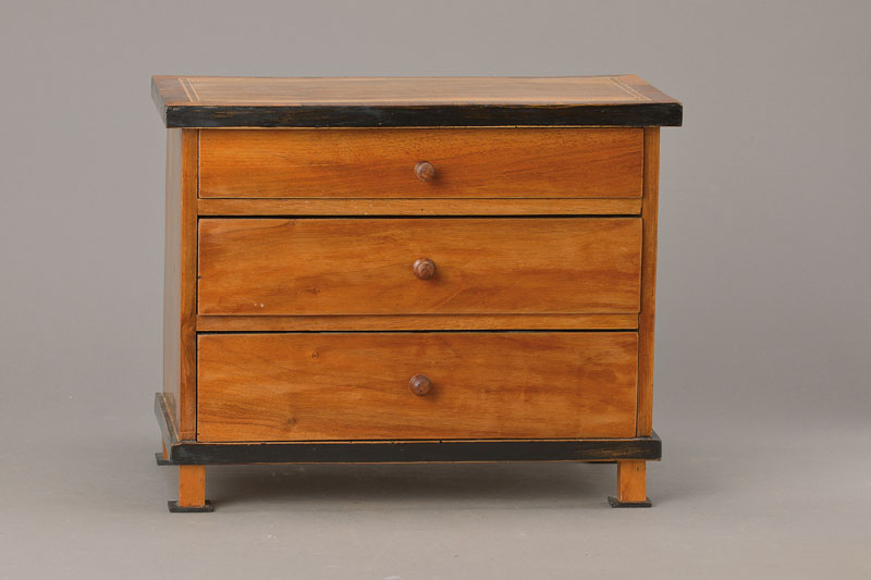 Modellkommode, mitteldeutsch, um 1810, Nussbaumfurnier auf Weichholzkorpus, hervorstehende Plattenkante , umlaufende doppelte Fadeneinlage, ...