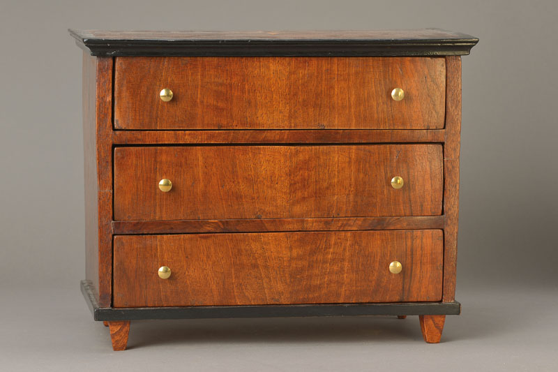 Barockmodellkommode, süddeutsch, um 1790/1800, Nussbaumfurnier auf Weichholzkorpus, 3-schübig, Platte mit Faltsternintarsie, sehr schlichte ...