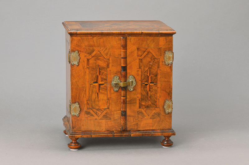 Kabinettschränkchen, süddeutsch, wohl Augsburg, um 1750, Aus süddeutscher Privatsammlung, Nussbaumfurnier auf Weichholzkorpus, reiche ...