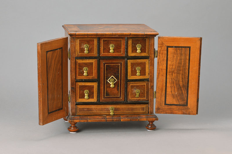 Detail a: Kabinettschränkchen, süddeutsch, wohl Augsburg, um 1750, Aus süddeutscher Privatsammlung, Nussbaumfurnier auf Weichholzkorpus, reiche ...
