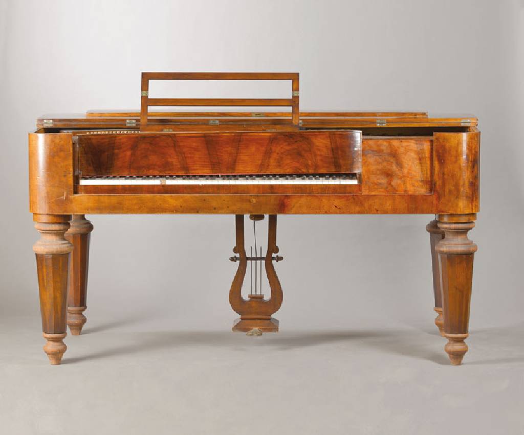 Tafel-Klavier, süddeutsch, um 1850/60, Nussbaumgehäuse mit dickel Sägefurnier, Saiten auf Holzrahmen aufgezogen, Resonanzbogen mit Resten altem ...