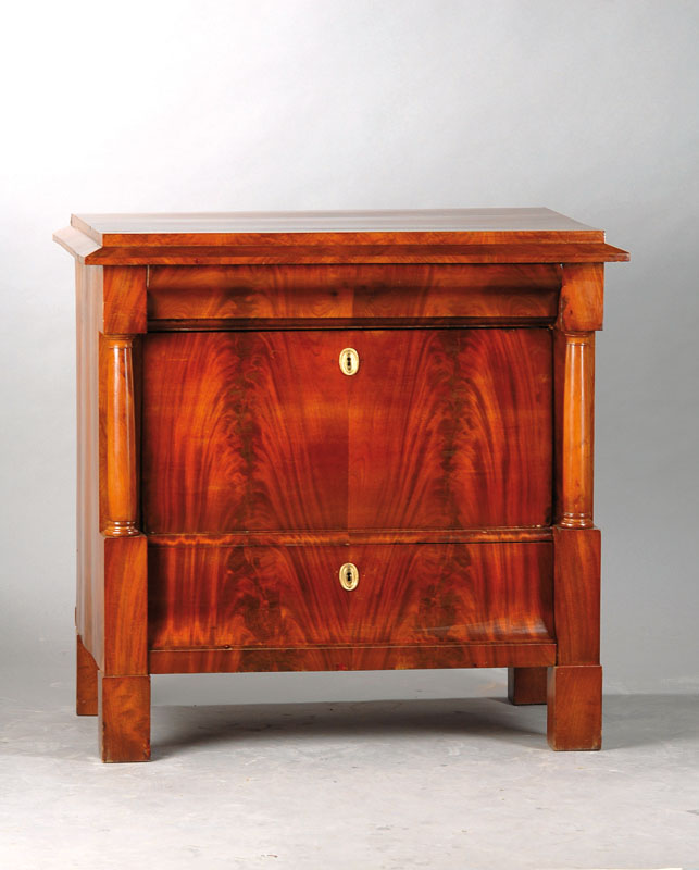 Säulenkommode, Norddeutsch, um 1830/40, Korpus Weichholz, 3-schübig, mittlere Schublade in doppelter Höhe, obere und untere Schublade doppelt ...