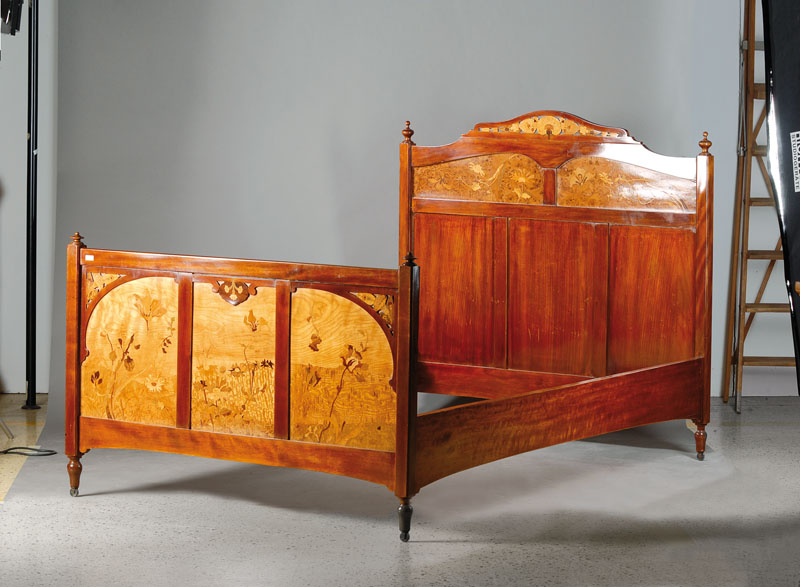 Sog. Grand Lit, franz. Ehebett, wohl Nancy, um1900, Jugendstil, Nussbaum mass. auf Mahagoni gebeizt, auf Rahmen gearbeitet, Füllungen mit ...