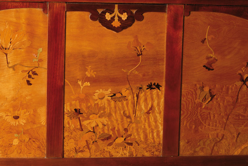 Detail a: Sog. Grand Lit, franz. Ehebett, wohl Nancy, um1900, Jugendstil, Nussbaum mass. auf Mahagoni gebeizt, auf Rahmen gearbeitet, Füllungen mit ...