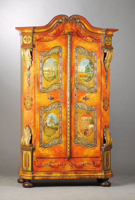 Bauernschrank, alpenländisch, datiert 1823, Weichholz, bunt bemalt, abgeschrägte Ecken, aufgelegte Akanthusblattverzierung, sog. Spaltgiebel, Front ...