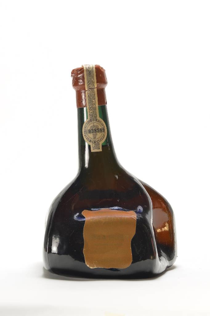 1 Flasche 1944 C. DA Silva Oporto House Reserve Port, ca. into neck, ca. 70-75 cl., außergewöhnliche Flaschenform, sehr selten im Angebot, mit ...
