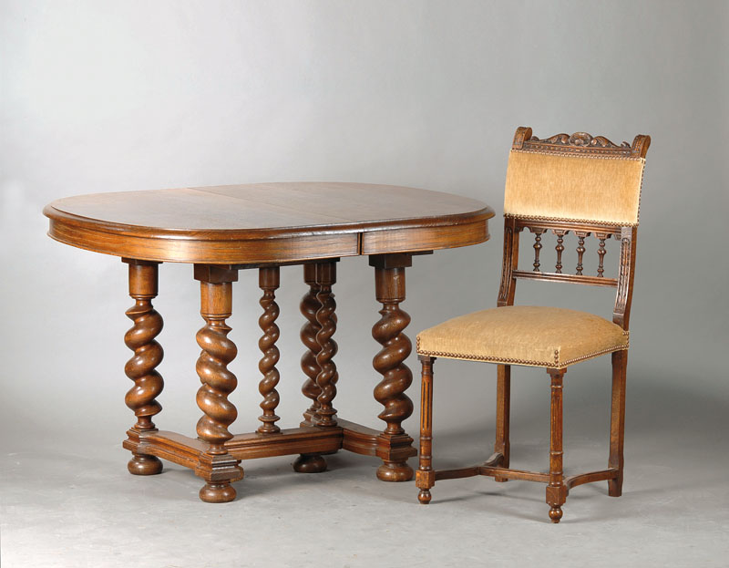 Sitzgruppe im Renaissance-Stil, wohl Raum Lyon, um 1880/90, Eiche massiv, 6 Stühle in eklektizistischer Ornamentik, Ausziehtisch mit 7 salomonischen ...