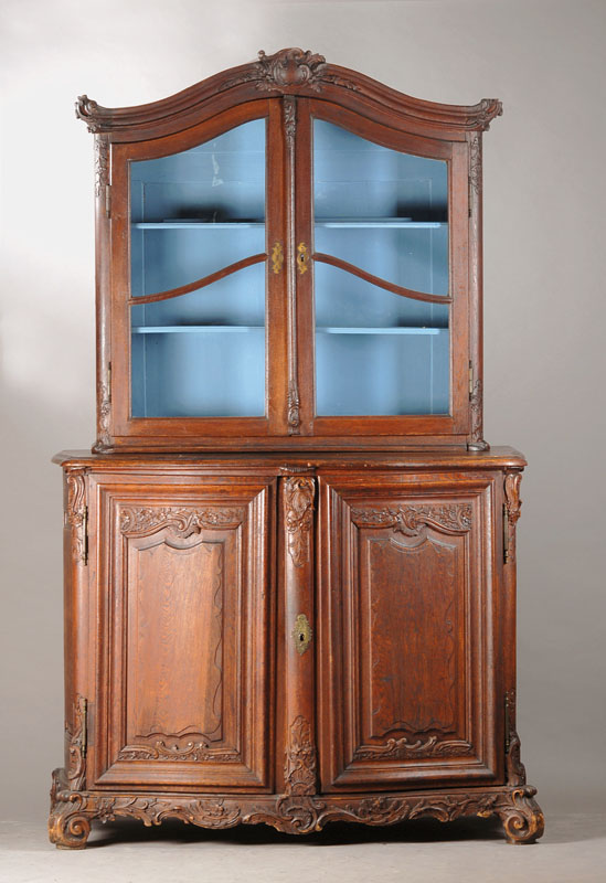 Aufsatzschrank, wohl Mainfranken, um 1760/70, Eiche massiv, auf Rahmen gearbeitet und aus dem Vollholz geschnitzt, mächtige 2- türige Kredenz, ...