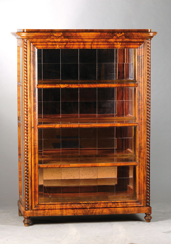 Vitrine, mitteldeutsch, um 1835/45, Wurzelnussfurnier bzw. Nussbaumfurnier auf Weichholzkorpus, 1-türig, 3-seitig verglast, rückseitig verspiegelt, ...
