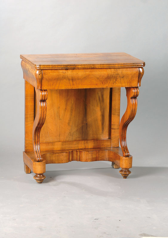 Biedermeierkonsole, süddeutsch, südwestdeutsch, um 1820/30, Nussbaumfurnier auf Weichholzkorpus, Plattenkante gerieft, Zargenschub mit wulstartiger ...